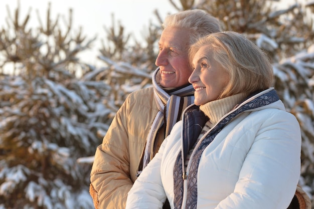 Couple de personnes âgées à l&#39;extérieur