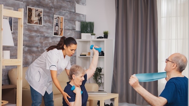 Couple de personnes âgées faisant de la physiothérapie avec un médecin. Aide à domicile, physiothérapie, mode de vie sain pour personne âgée, formation et mode de vie sain