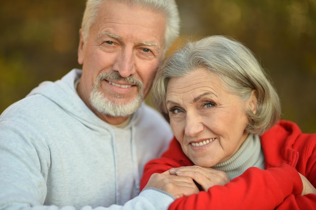 Couple de personnes âgées en forme heureuse dans le parc d'automne