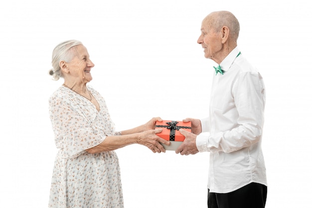 couple de personnes âgées heureux avec boîte-cadeau