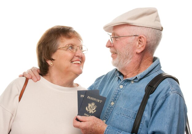 Photo un couple de personnes âgées heureux avec des passeports et des sacs