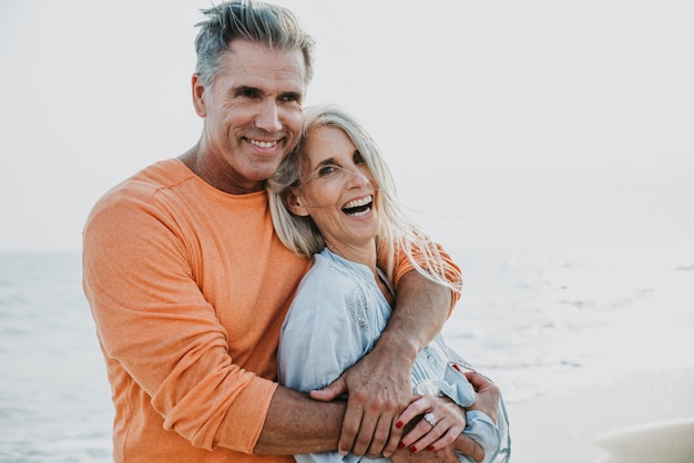 Couple De Personnes âgées Heureux, Passer Du Temps à La Plage. Concepts Sur L'amour, L'ancienneté Et Les Personnes