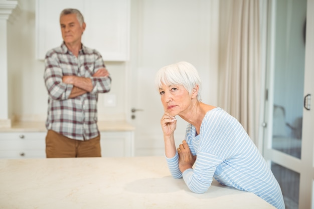 Couple de personnes âgées inquiets dans la cuisine