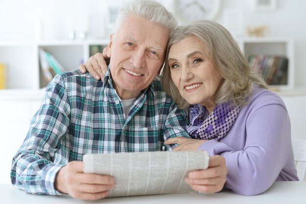 Couple de personnes âgées avec journal