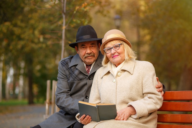 Couple de personnes âgées lisant un livre ensemble. concept de famille heureuse