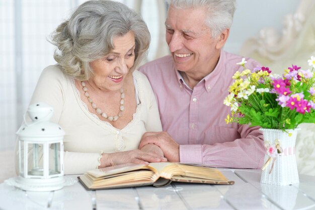 Couple de personnes âgées lisant un magazine