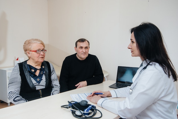 Un couple de personnes âgées lors d'un rendez-vous médical dans un centre médical. Médecine et santé