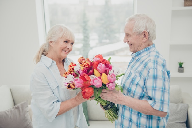 couple de personnes âgées à la maison