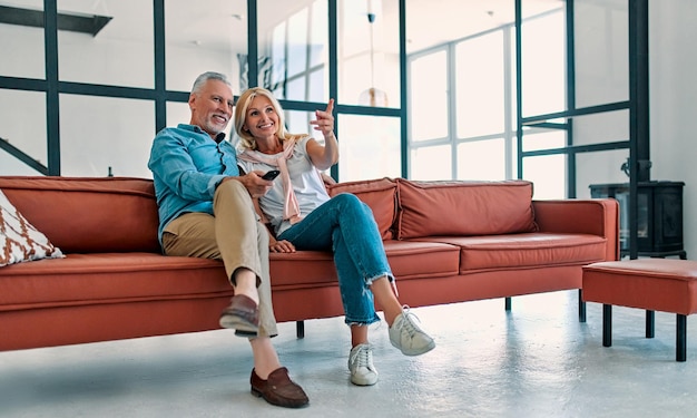 Couple de personnes âgées à la maison