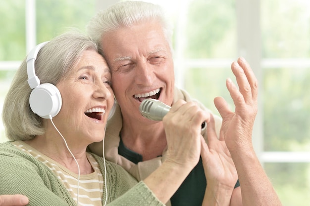 Couple de personnes âgées mari et femme chantant des chansons