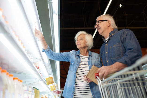 Couple de personnes âgées modernes en supermarché