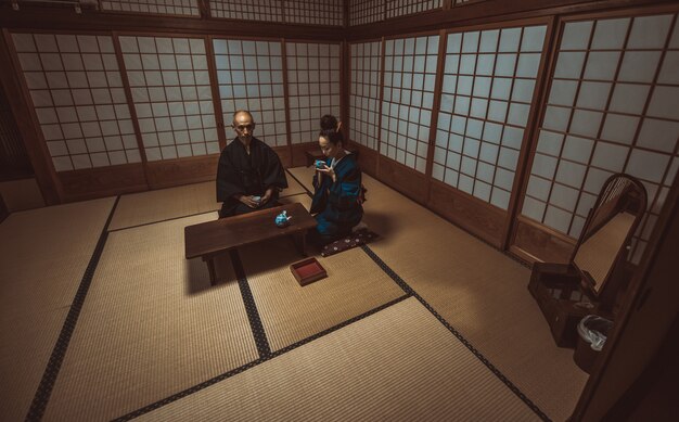 Photo couple de personnes âgées moments de vie dans une maison japonaise traditionnelle