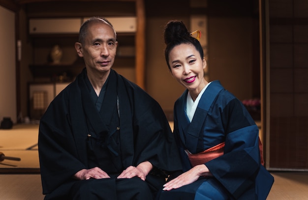 Couple de personnes âgées moments de vie dans une maison japonaise traditionnelle