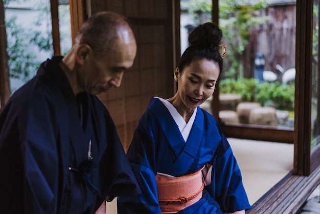 Couple de personnes âgées moments de vie dans une maison japonaise traditionnelle
