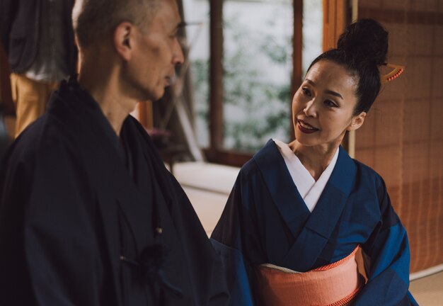 Couple de personnes âgées moments de vie dans une maison japonaise traditionnelle