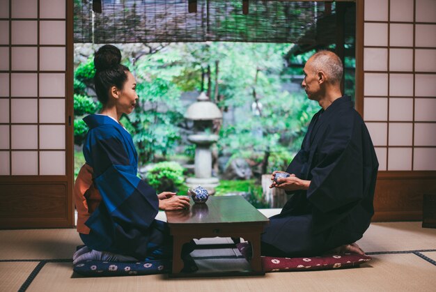 Couple de personnes âgées moments de vie dans une maison japonaise traditionnelle