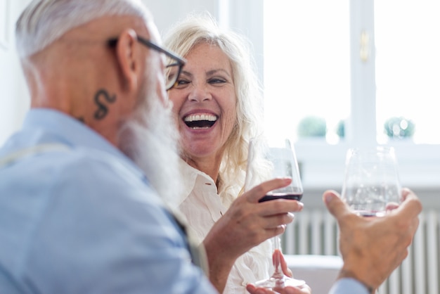 Couple de personnes âgées moments de vie à la maison