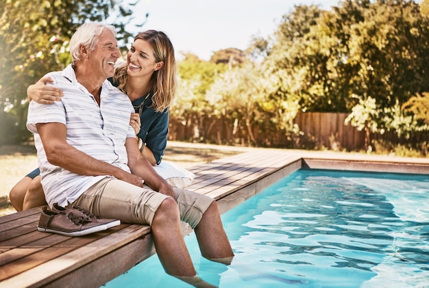 Couple de personnes âgées piscine et détente bonheur pendant les vacances de voyage ou les vacances d'été en plein air Homme âgé femme sourire et conversation liaison heureuse et paix calme pour le soutien ou la détente ensemble