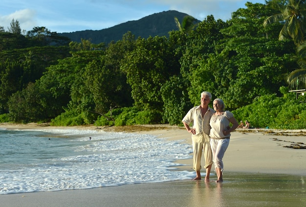 Couple de personnes âgées à la plage tropicale