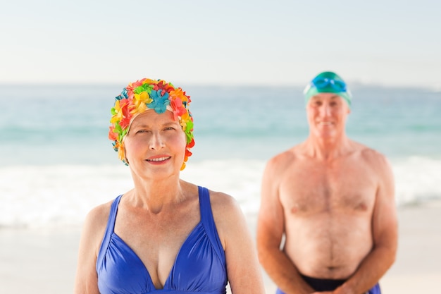 Couple de personnes âgées à la plage