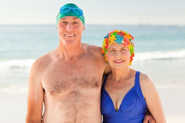 Couple de personnes âgées à la plage