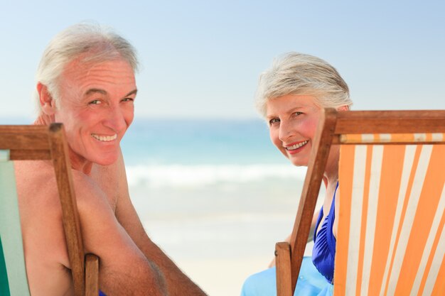 Couple de personnes âgées à la plage