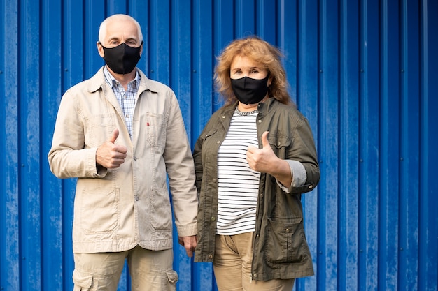 Couple de personnes âgées portant un masque de protection