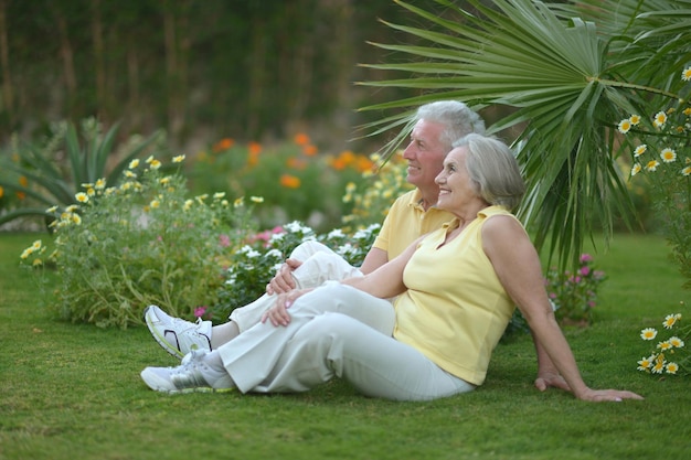 Couple de personnes âgées posant