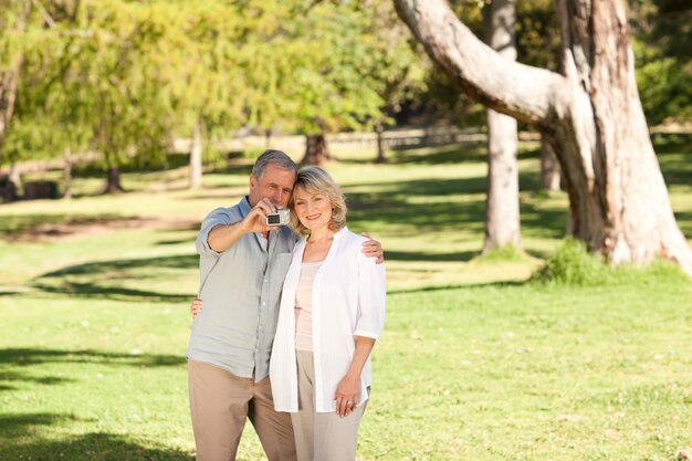 Couple de personnes âgées prenant une photo d&#39;eux-mêmes dans le parc