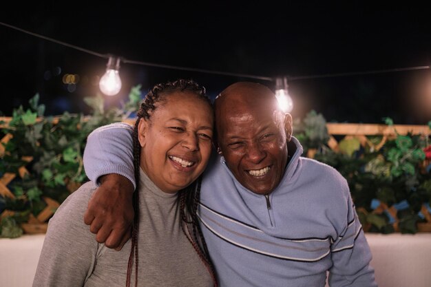 Couple de personnes âgées prenant un selfie lors d'un dîner sur la terrasse ensemble Concept Lifestyle fidélité alimentaire saine