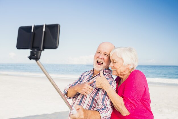 Couple de personnes âgées prenant selfie