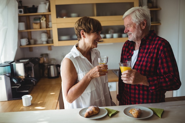 Couple de personnes âgées prenant son petit déjeuner