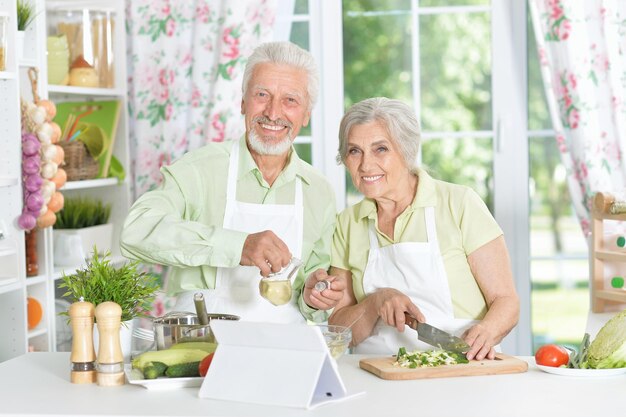 Couple de personnes âgées préparant le dîner