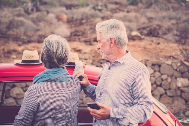 Photo un couple de personnes âgées près de la voiture.