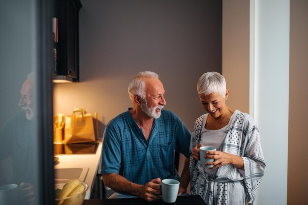 Couple de personnes âgées profitant de la cuisine et buvant du café