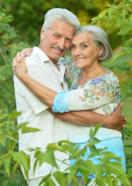 Couple de personnes âgées de race blanche dans le parc