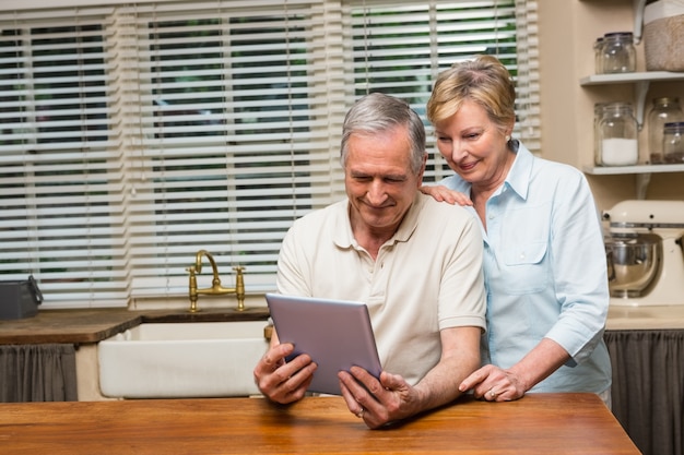 Couple de personnes âgées en regardant tablet pc ensemble