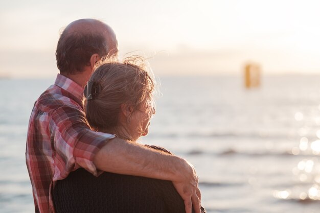 Couple De Personnes âgées Reste Près Du Bord De Mer.