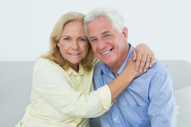 Couple de personnes âgées romantique assis à la maison