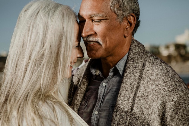 Couple de personnes âgées romantique dansant sur la jetée de Santa Monica