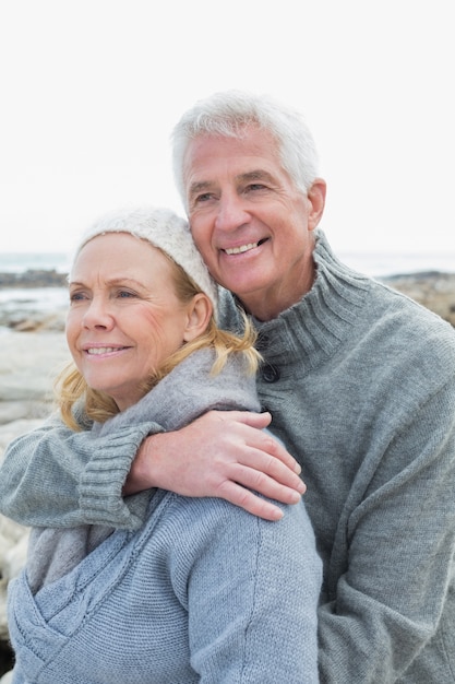 Couple de personnes âgées romantique sur une plage rocheuse