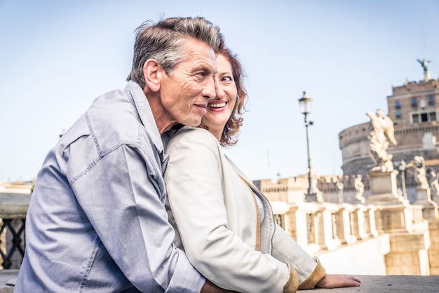 Couple de personnes âgées à Rome