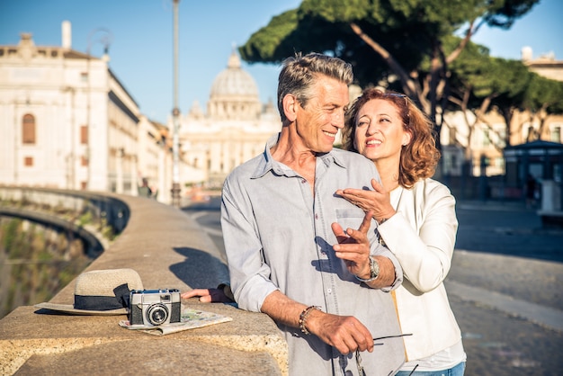 Couple de personnes âgées à Rome