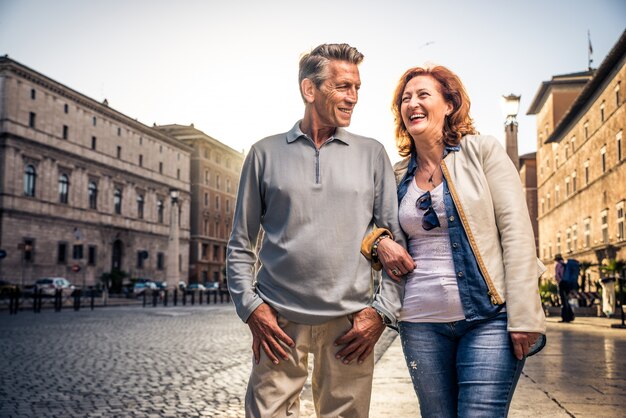 Couple de personnes âgées à Rome