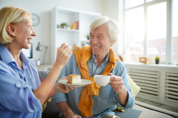 Couple de personnes âgées sans soucis appréciant le café