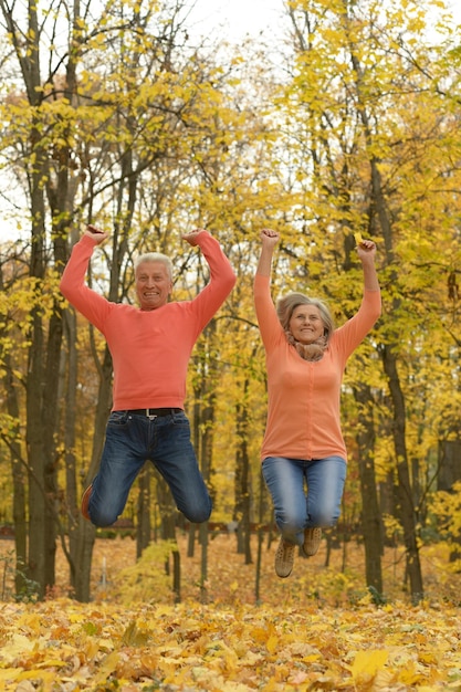 Couple de personnes âgées sautant