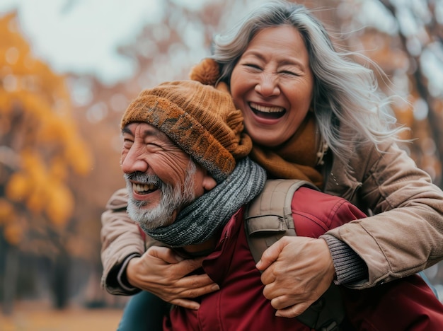 Photo un couple de personnes âgées se divertissant ensemble à l'extérieur un homme donne à une femme un piggyback