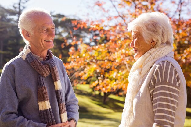 Couple de personnes âgées se fixant