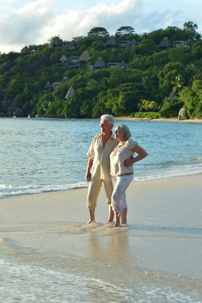 Un couple de personnes âgées se repose dans un complexe tropical