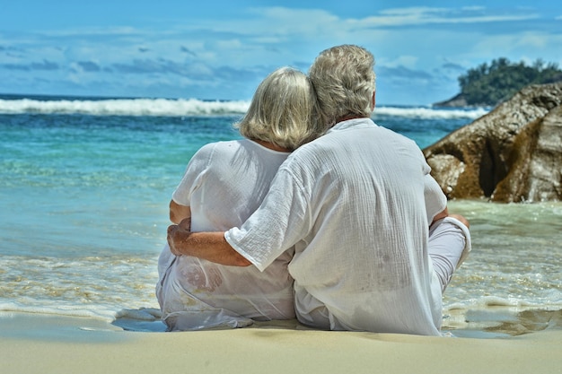 Un couple de personnes âgées se repose dans un complexe tropical